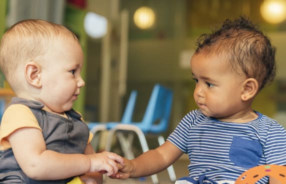 bebeklerde sosyal gelişim adımları