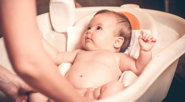 Banyo Sonrası Bebek Masajı